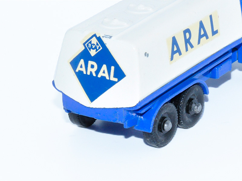 BEDFORD PETROL TANKER "ARAL" No. 25C3