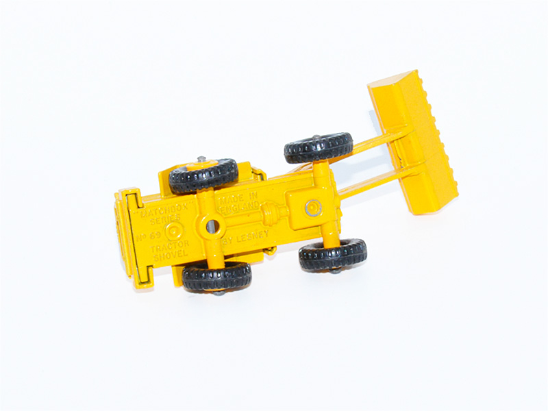 TRACTOR SHOVEL ( HATRA ) No. 69B8